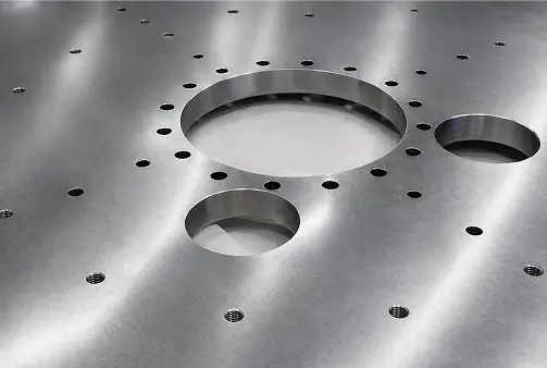 Dettaglio di un componente metallico dopo la rimozione controllata del rivestimento in nichel