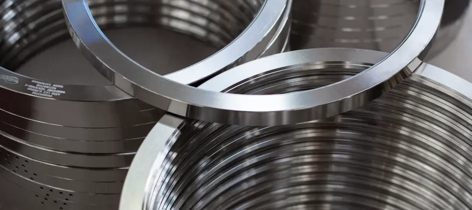 Anelli e componenti metallici con rivestimento uniforme di nichel chimico