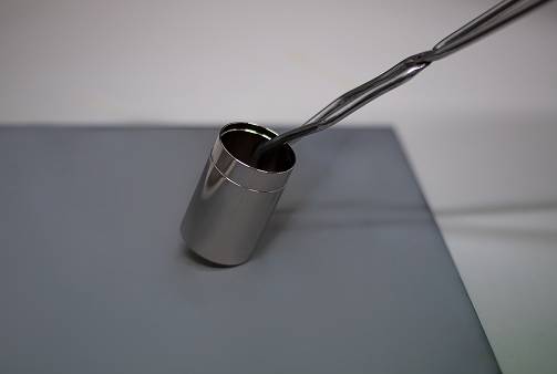 Preparazione di un campione metallico per le analisi del laboratorio Deltar