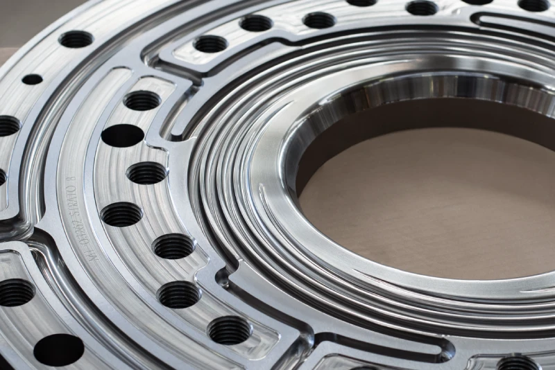 Dettaglio di un componente metallico lavorato con superficie uniforme e finitura di precisione