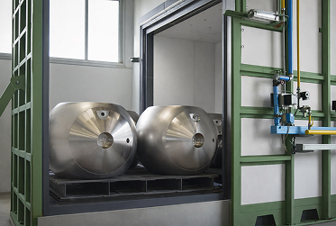 Componenti metallici posizionati nel forno Deltar per il trattamento termico post-nichelatura