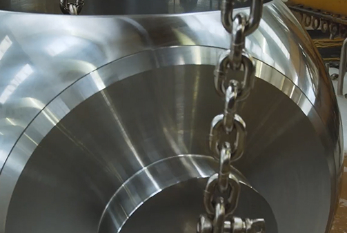 Componente metallico di grandi dimensioni movimentato per il trattamento di nichelatura chimica